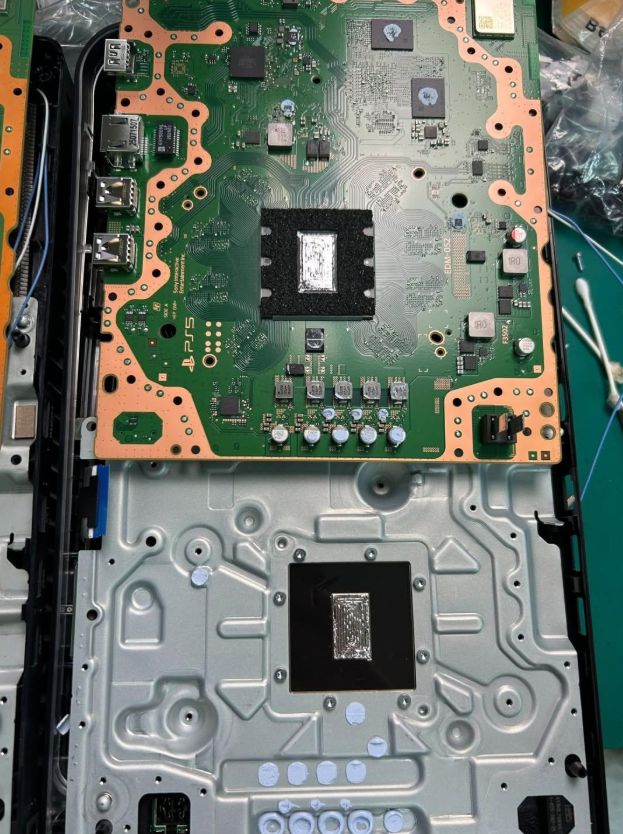 PS5 这批型号散热改良被揭 采用与 PS5 Pro 一致的液金防漏设计 - PS5小白盒 PS5 这批型号散热改良被揭 采用与 PS5 Pro 一致的液金防漏设计 - PS5小白盒