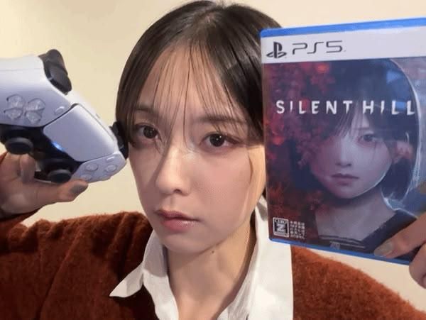 《Silent Hill f》1.10 更新掀爆笑热议 玩家狂喊「这根本加藤模式」 - PS5小白盒 《Silent Hill f》1.10 更新掀爆笑热议 玩家狂喊「这根本加藤模式」 - PS5小白盒