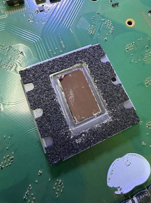 早期版PS5爆散热隐患 液态金属竟侵蚀散热器表面 - PS5小白盒 早期版PS5爆散热隐患 液态金属竟侵蚀散热器表面 - PS5小白盒